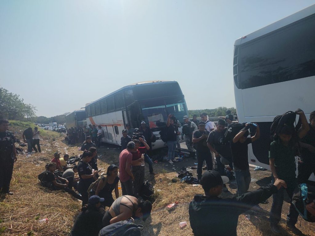 Auxilian a 407 migrantes abandonados en tres autobuses en Veracruz