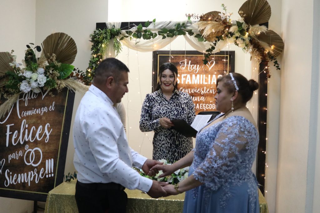 Alcaldesa celebra matrimonios civiles en la Casa Municipal