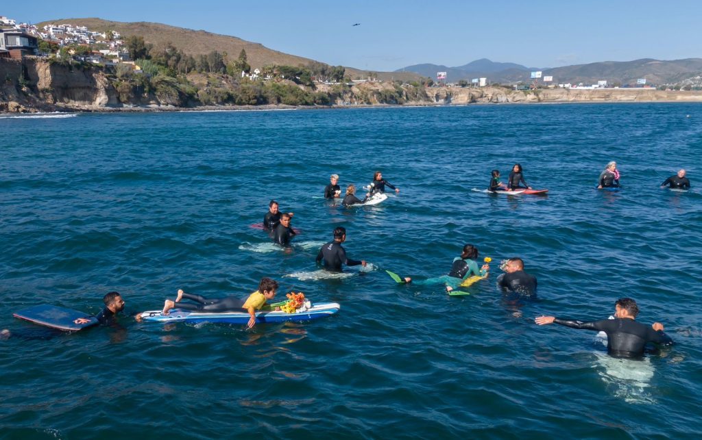 Surfistas rinden homenaje a extranjeros asesinados en Ensenada