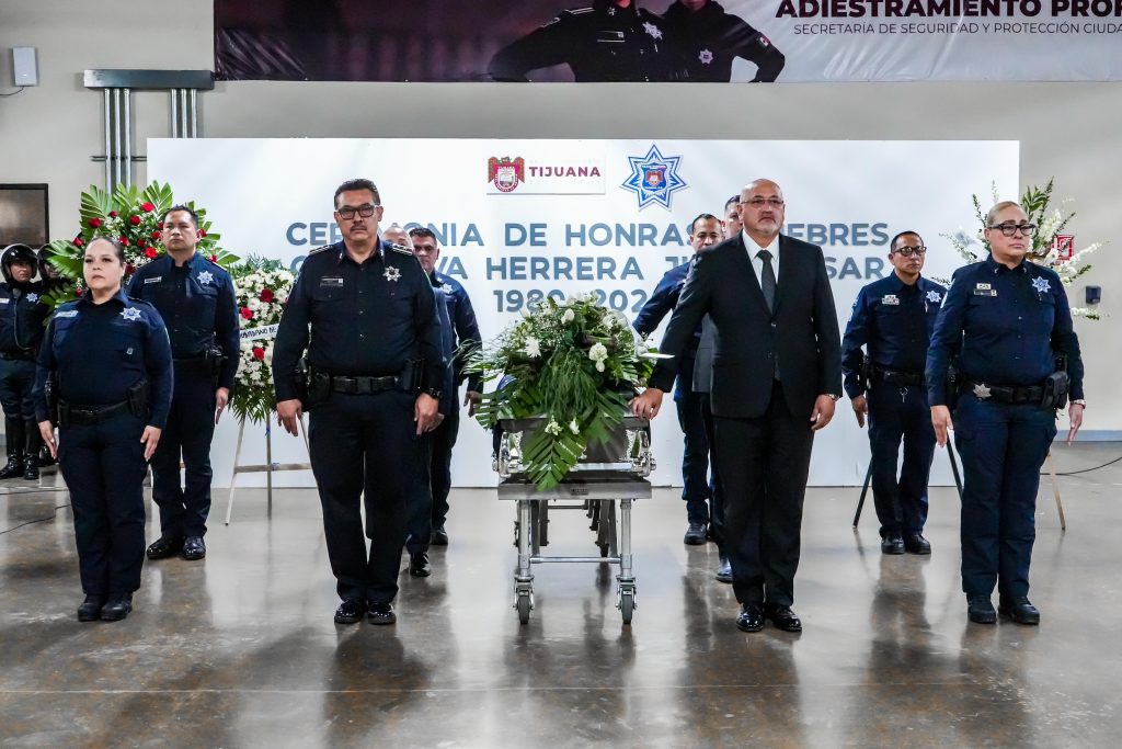 Alcaldesa reconoce a policías honestos que fueron asesinados en cumplimiento de su deber Alcaldesa reconoce a policías honestos que fueron asesinados en cumplimiento de su deber