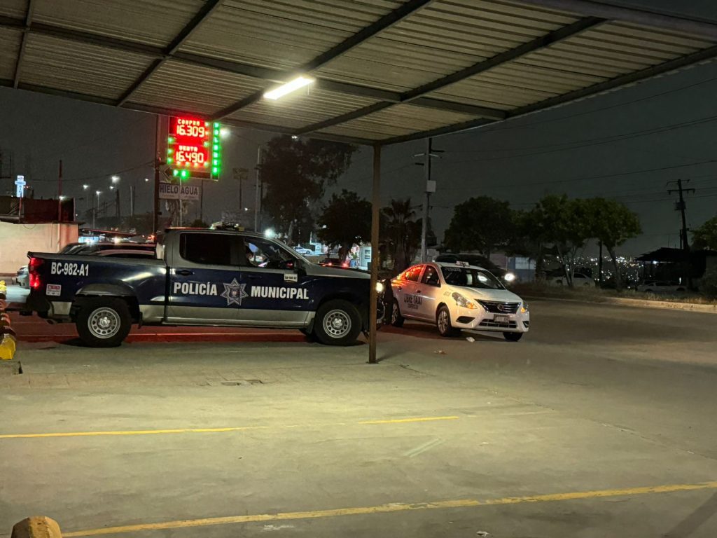 Balean a chofer de taxi libre después de chocar