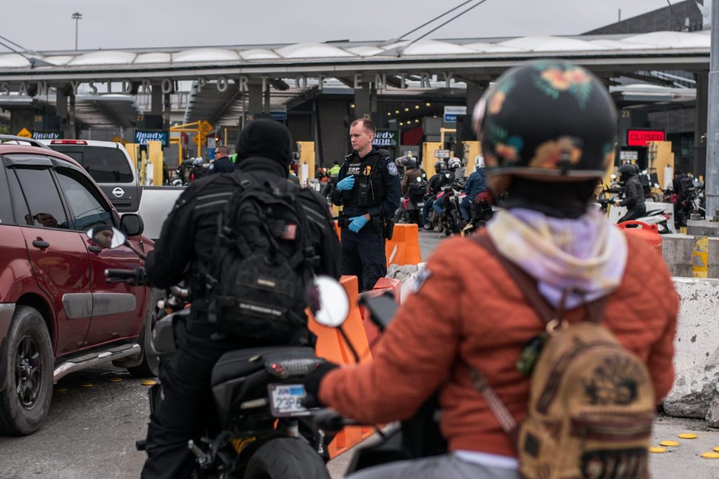 Motociclistas hacen larga fila para cruzar por la garita de San Ysidro