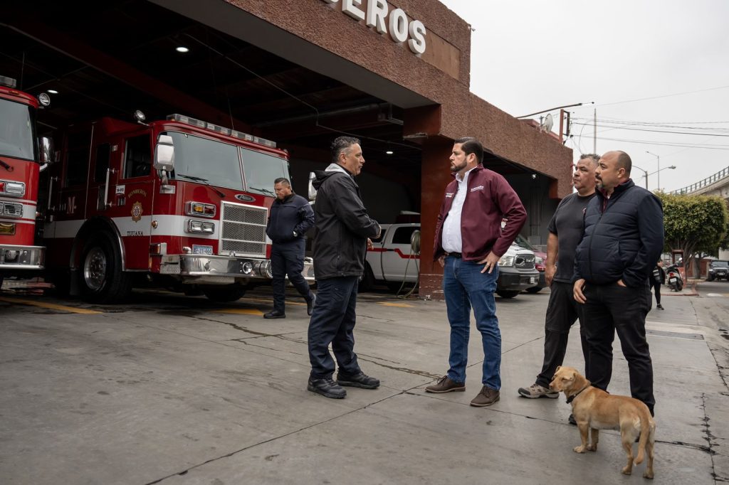 Ismael Burgueño sostiene encuentro con personal de Bomberos