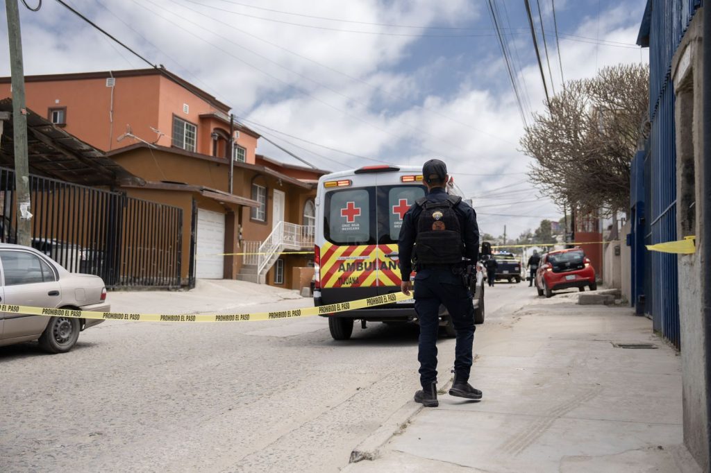 Asesinan a un hombre a bordo de su vehículo en Los Laureles