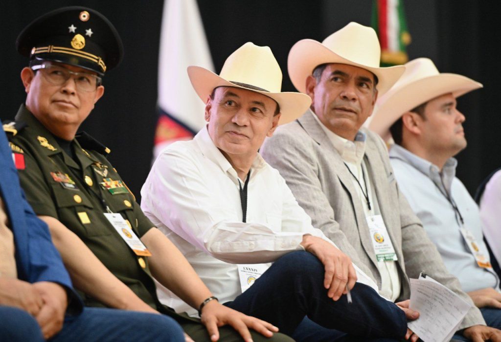 Gobernador acompaña a ganaderos en asamblea general de UGRS