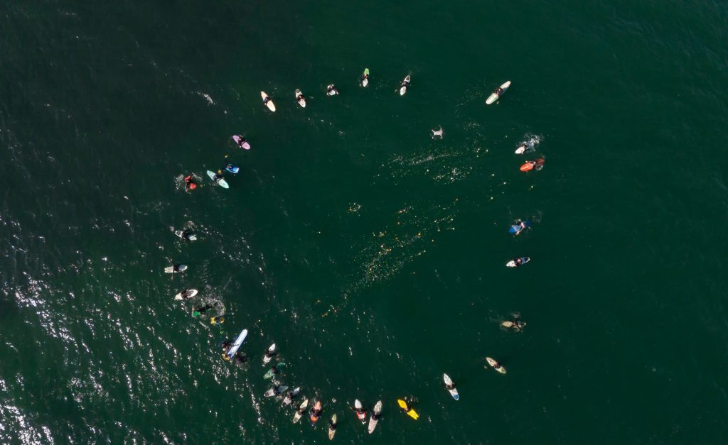 Surfistas rinden homenaje a extranjeros asesinados en Ensenada