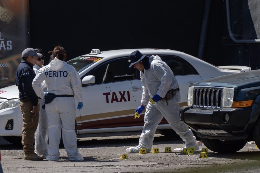 Atacan a Policía tras tomar un taxi; el chofer resulta lesionado