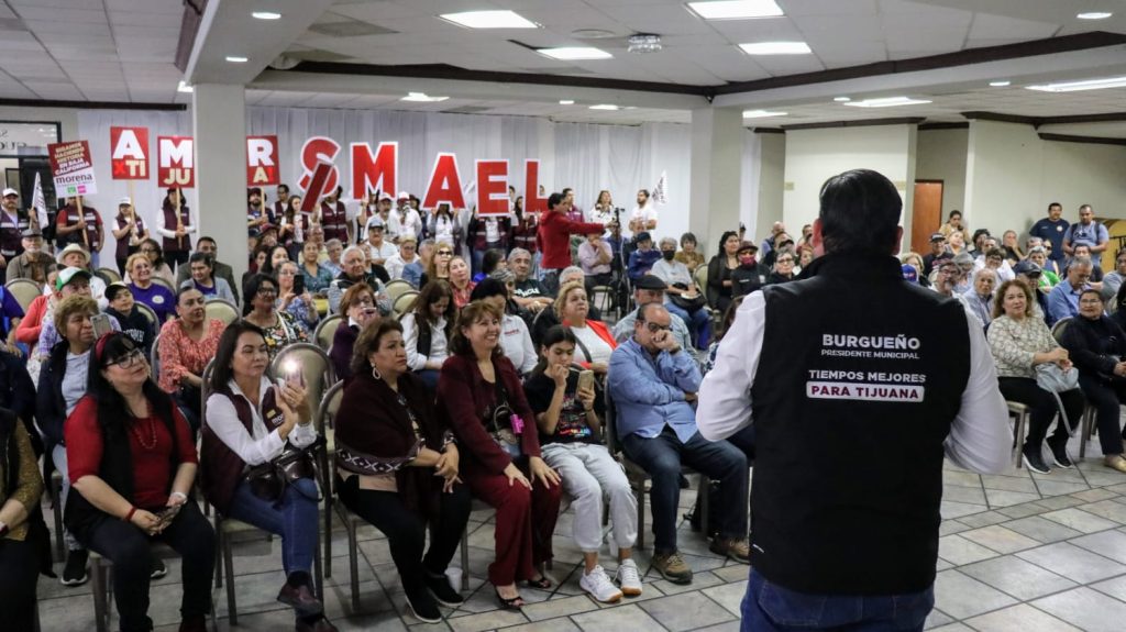 Ismael Burgueño sostiene encuentro con maestros jubilados