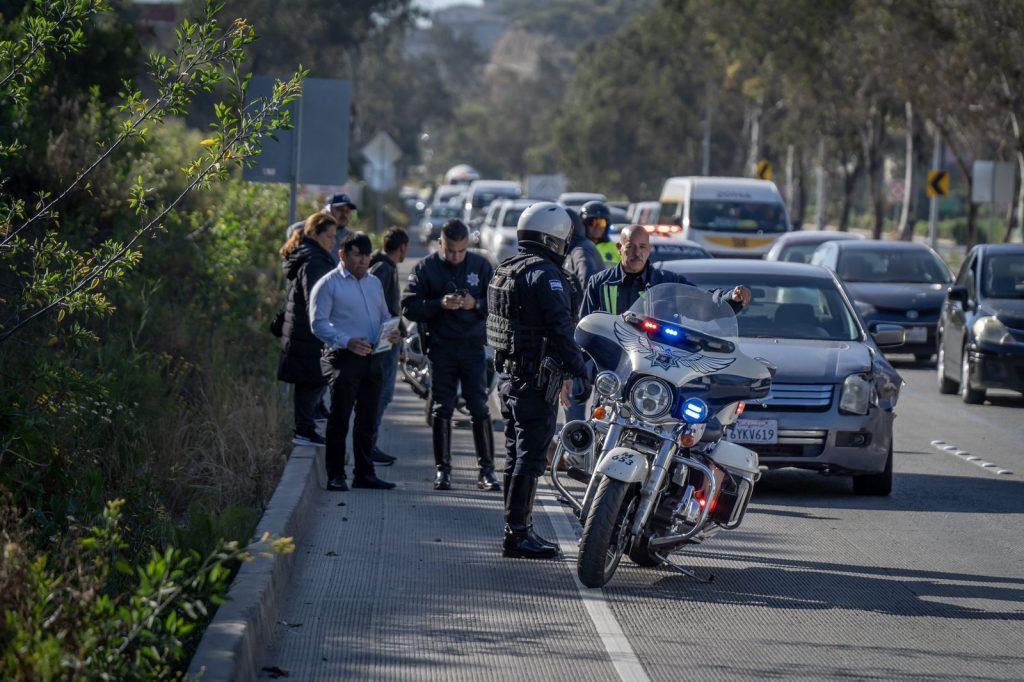 Surfistas rinden homenaje a extranjeros asesinados en Ensenada