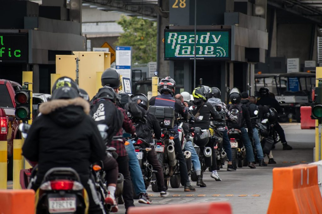 Motociclistas hacen larga fila para cruzar por la garita de San Ysidro