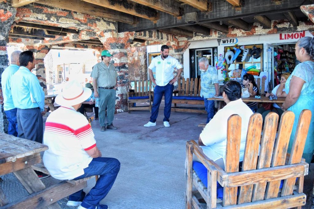 Habitantes de San Felipe recorren el puerto junto a Juan Carlos Hank
