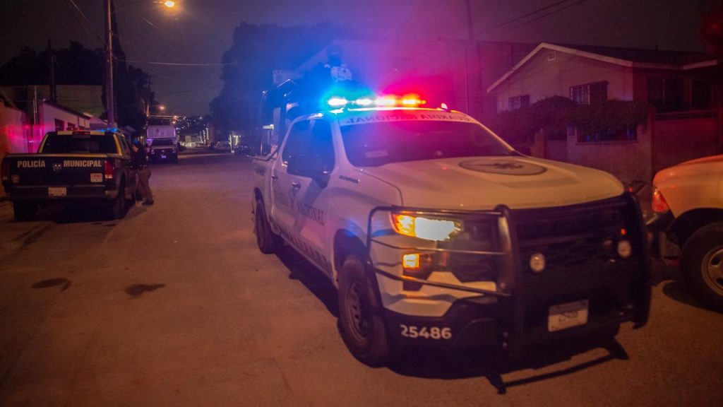 Lesionan a un hombre cuando conducía su auto y pierde el control