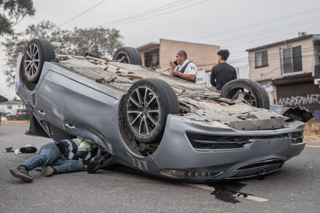 Conductor pierde el control y vuelca en el bulevar Fundadores
