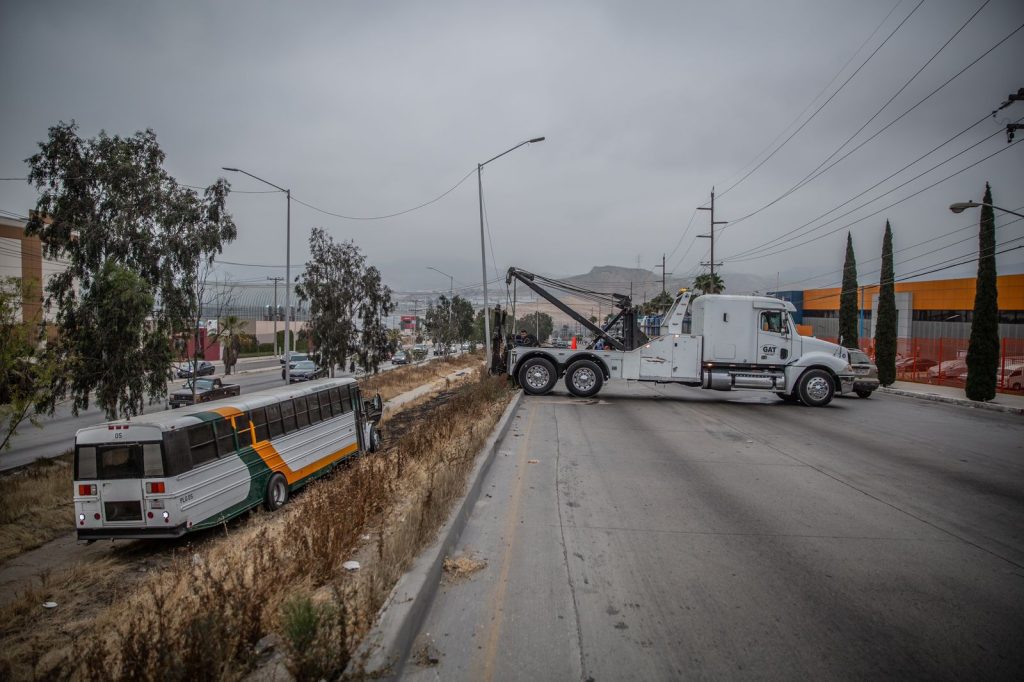 Vuelca camión de transporte de personal