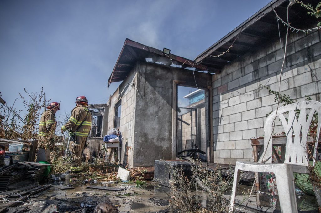 Incendio en la colonia Obrera consume una vivienda
