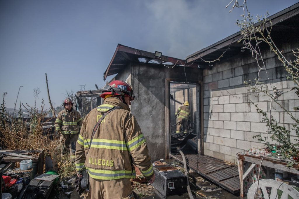 Incendio en la colonia Obrera consume una vivienda
