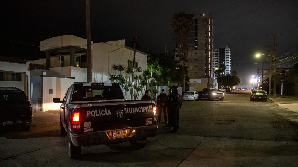 Chocan patrulla y desatan persecución en Playas de Tijuana