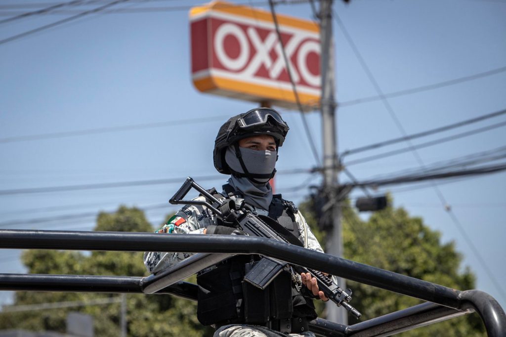 Asesinan a hombre afuera de un OXXO