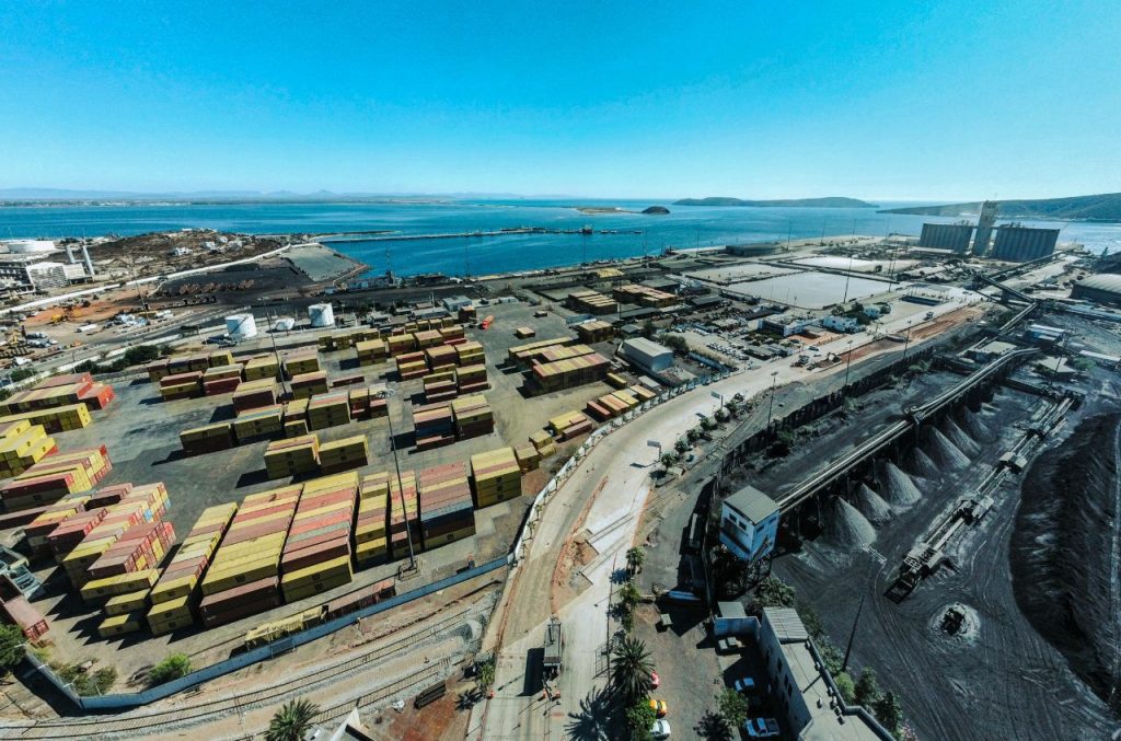 Durazo anuncia plan piloto de Ford para envío de vehículos por el Puerto de Guaymas