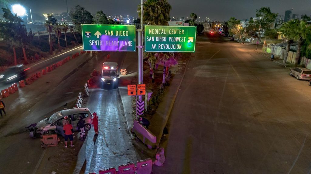 Adulta mayor choca con muro de la avenida Internacional