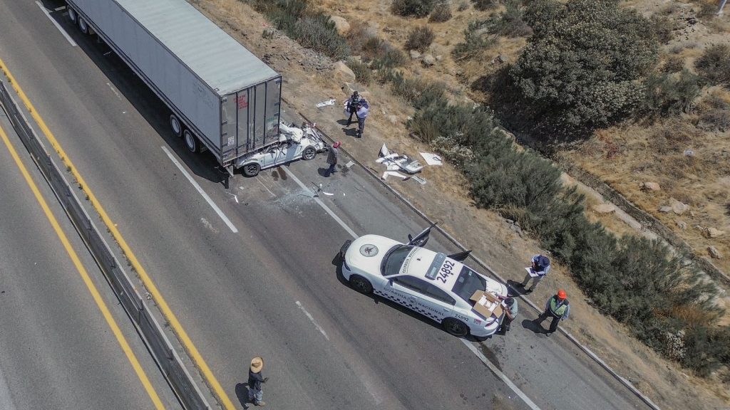 Conductor de tráiler atropella a oficial de la GN y provoca carambola