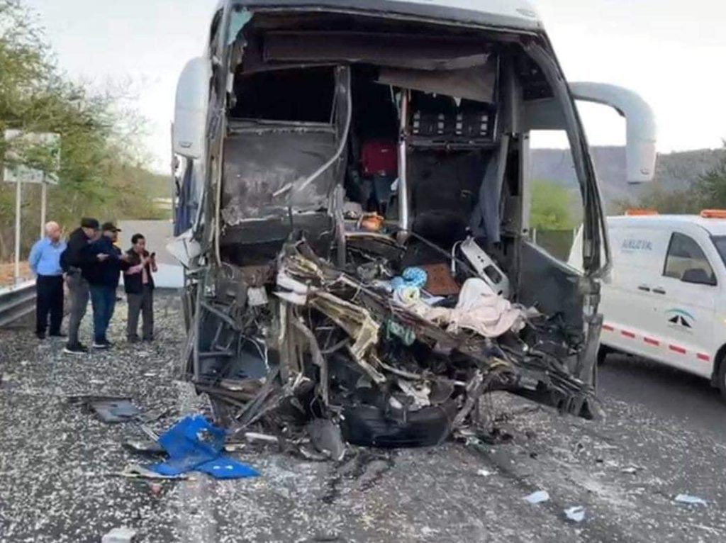 Autobús que salió de Tijuana volcó en carretera Tepic- Guadalajara