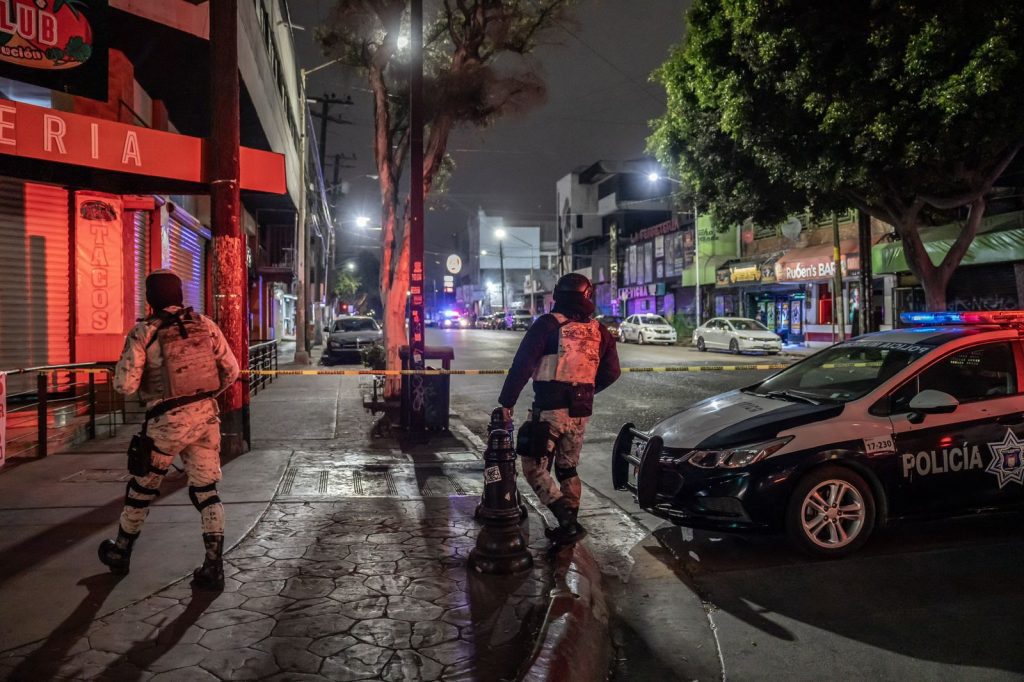 Asesina a hombre frente a bar de la sexta y se lesiona al intentar huir