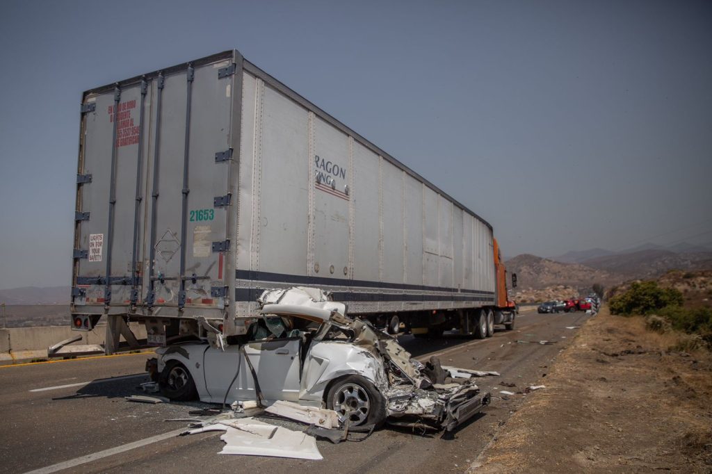 Conductor de tráiler atropella a oficial de la GN y provoca carambola