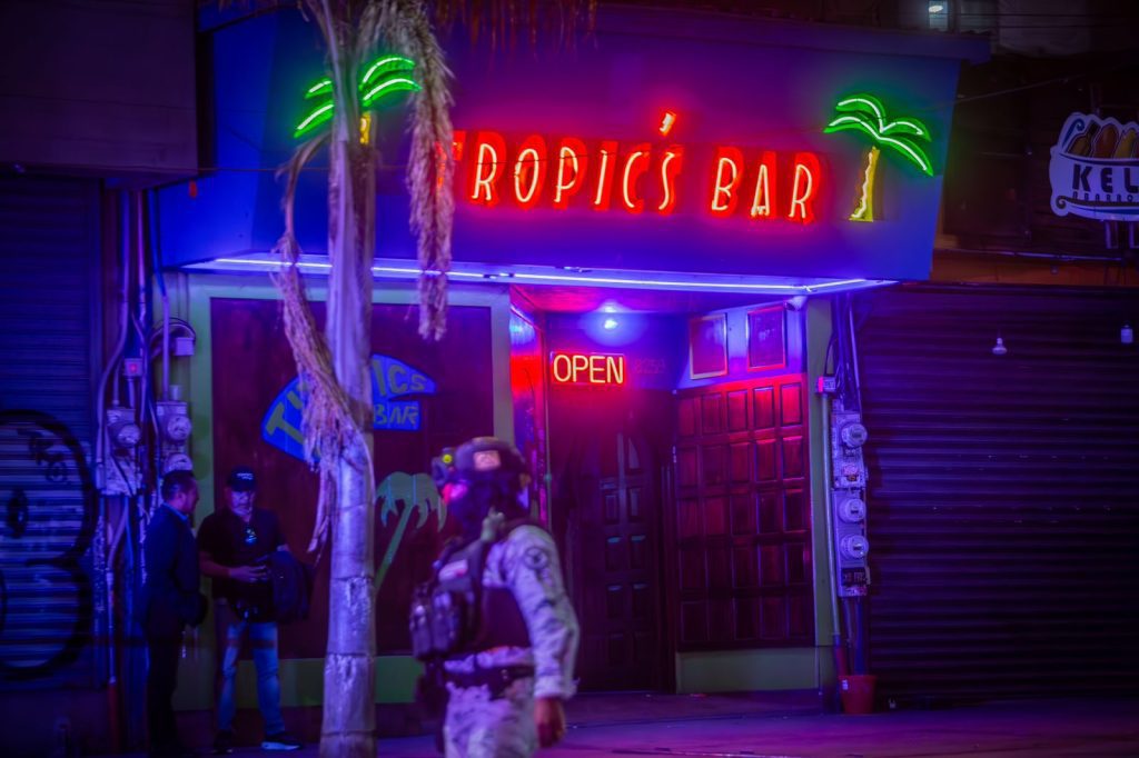 Balean a guardia de seguridad de un bar en plena calle Sexta