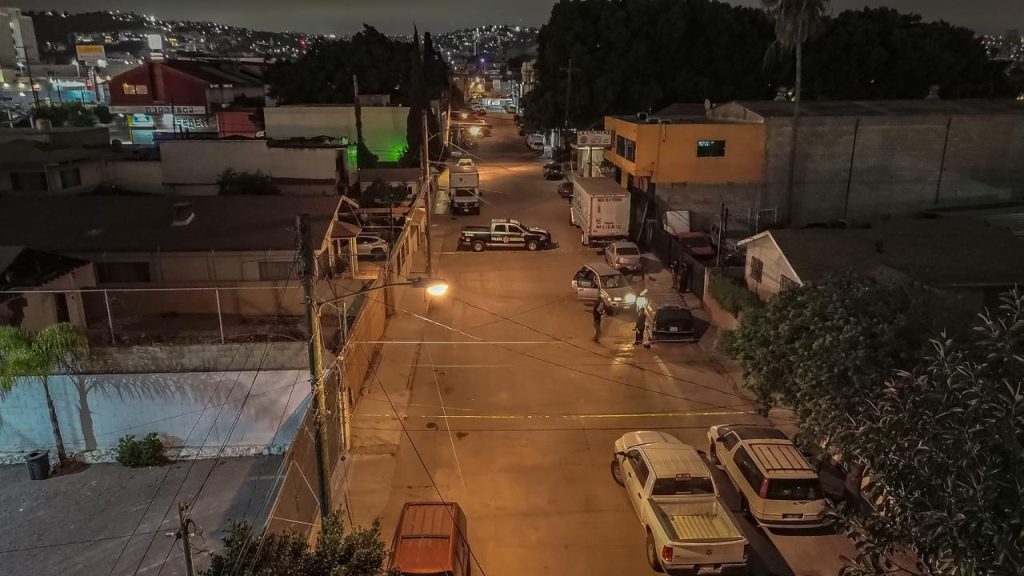 Lesionan a un hombre cuando conducía su auto y pierde el control