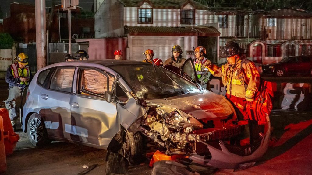 Adulta mayor choca con muro de la avenida Internacional
