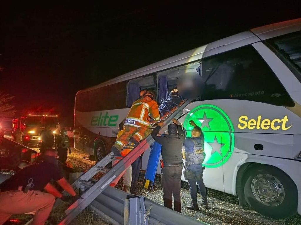 Autobús que salió de Tijuana volcó en carretera Tepic- Guadalajara