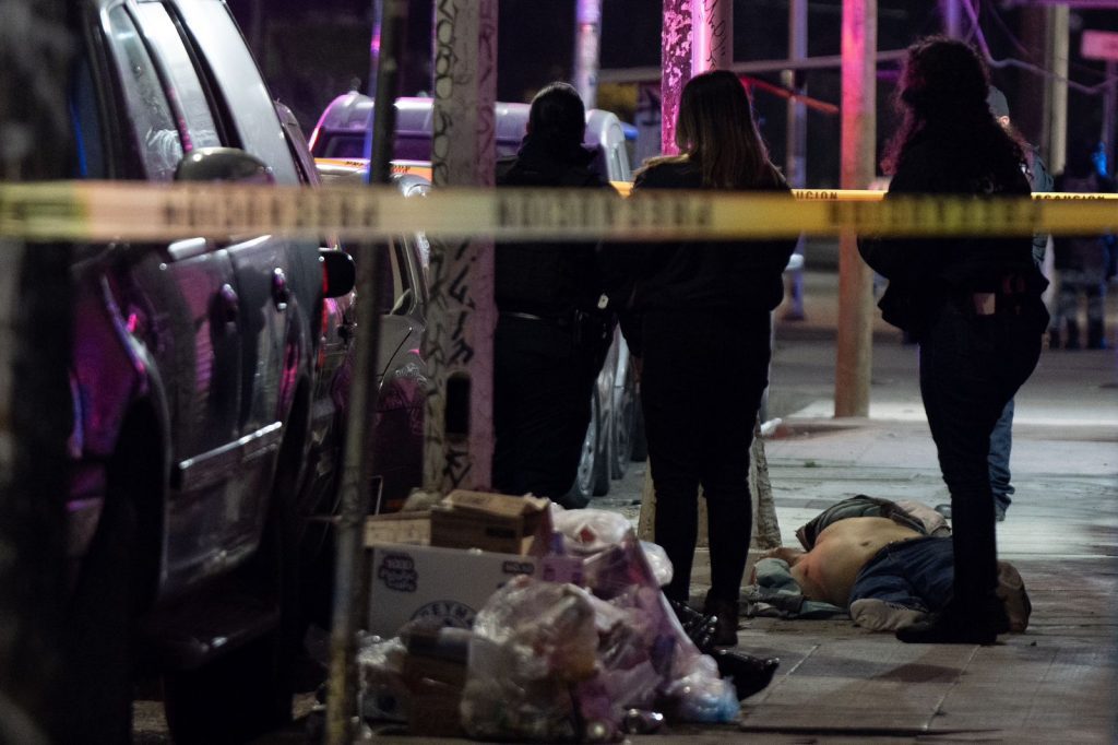 Asesina a hombre frente a bar de la sexta y se lesiona al intentar huir