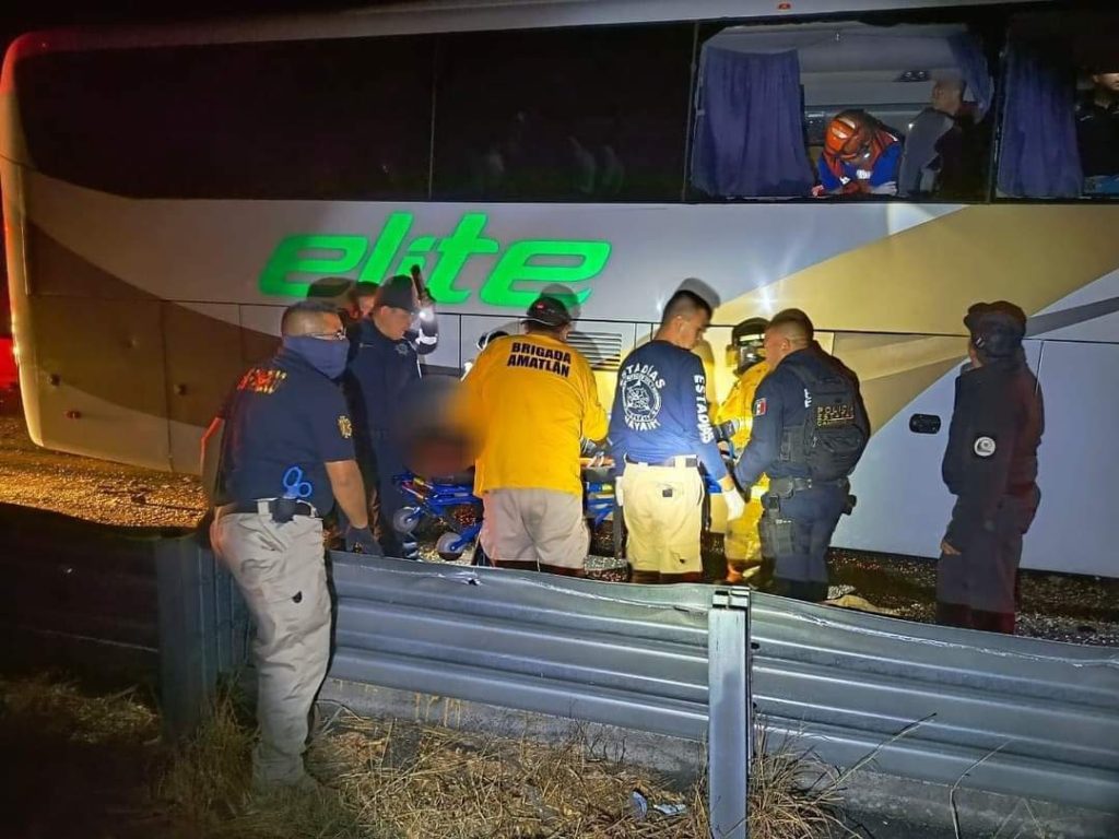 Autobús que salió de Tijuana volcó en carretera Tepic- Guadalajara