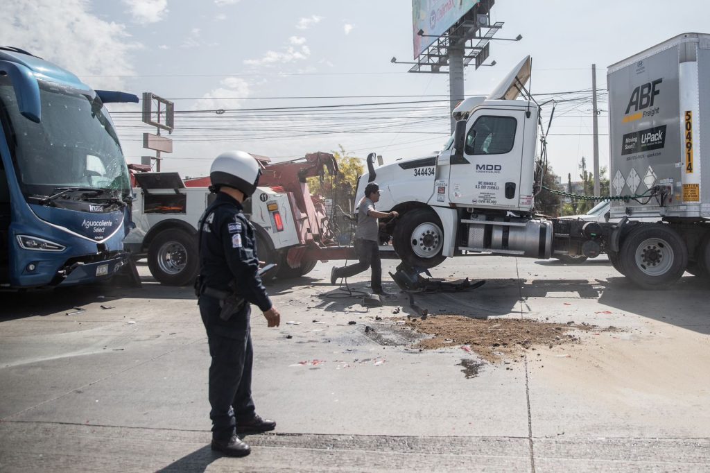 Choque múltiple en el bulevar Lázaro Cárdenas 