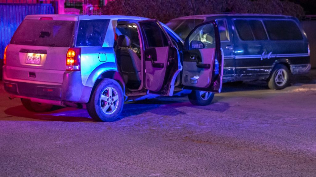Lesionan a un hombre cuando conducía su auto y pierde el control