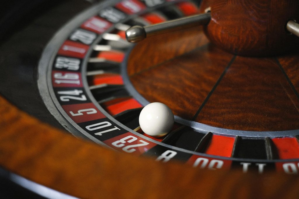 ¿Cuál es el rol del croupier en los juegos de ruleta?