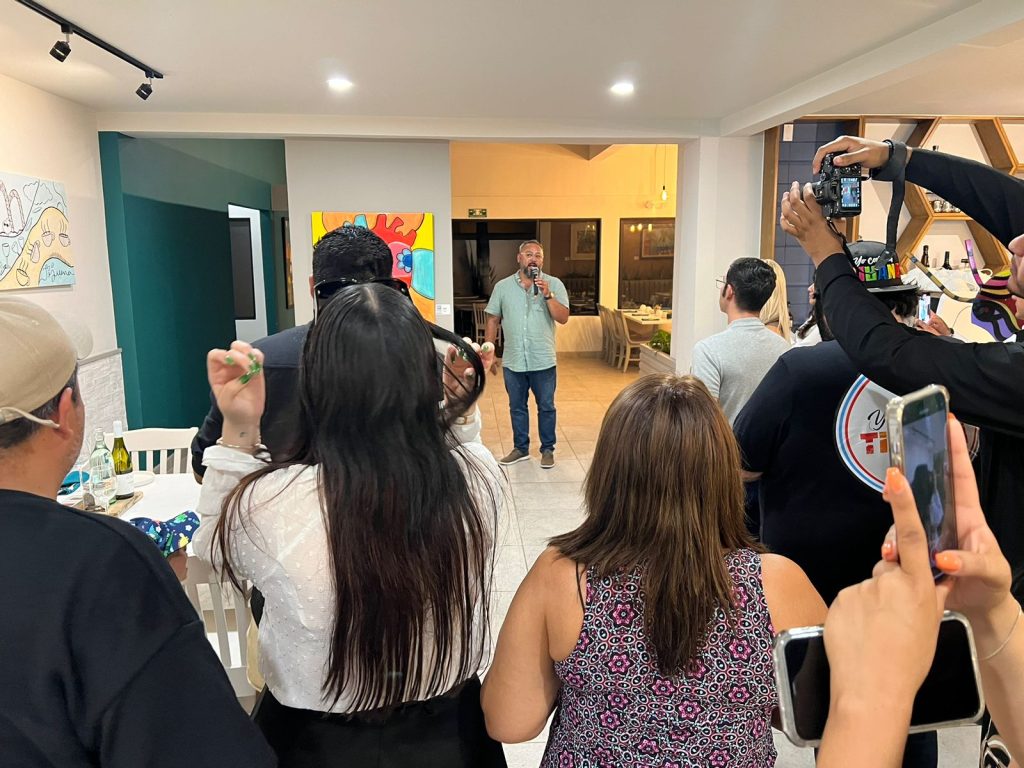 Inauguran galería de arte y un mural de Enrique Chiu en Restaurante CRUCE