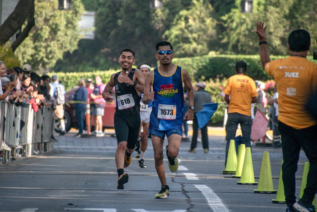 Cientos de corredores participan en el Medio Maratón Internacional de Tijuana