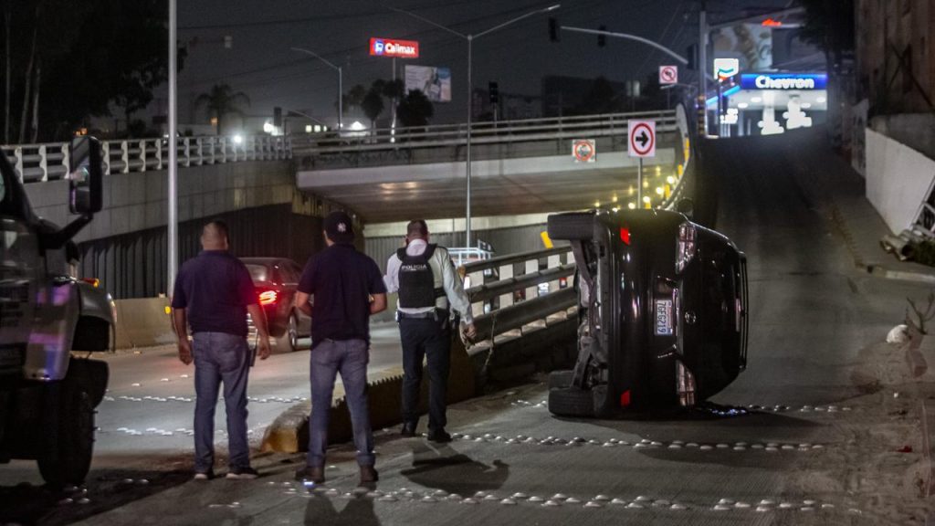 Automovilista vuelca en la avenida Prolongación Paseo de los Héroes