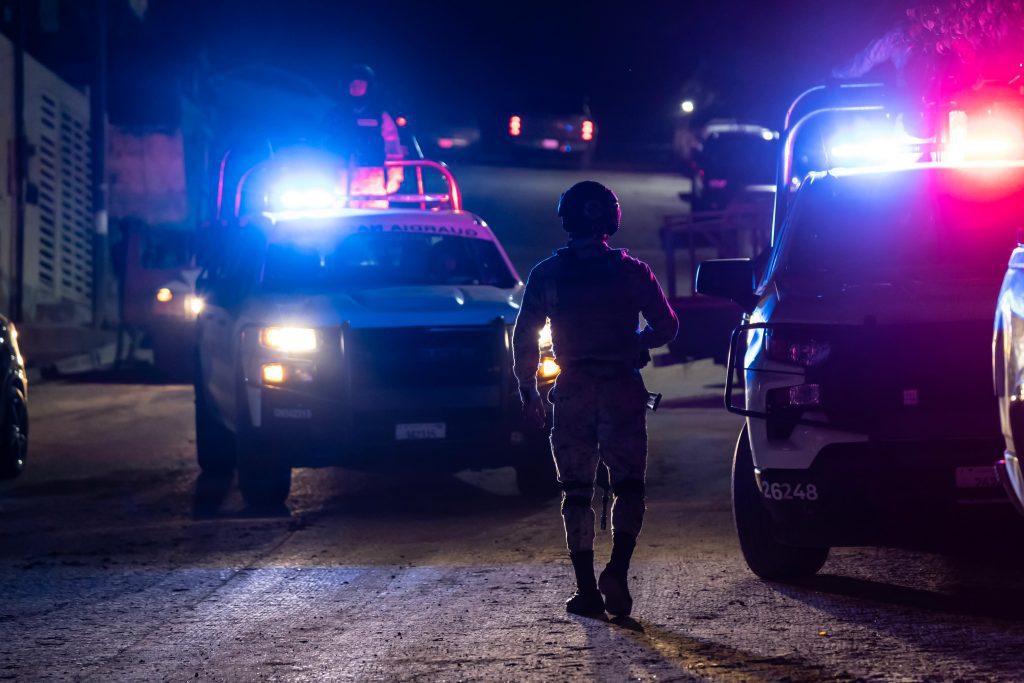 Dejan dos cadáveres al interior de una camioneta con un narco mensaje