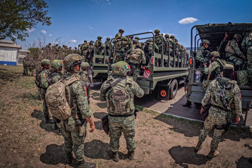 Llegan militares a Culiacán para reforzar seguridad tras captura de El Mayo