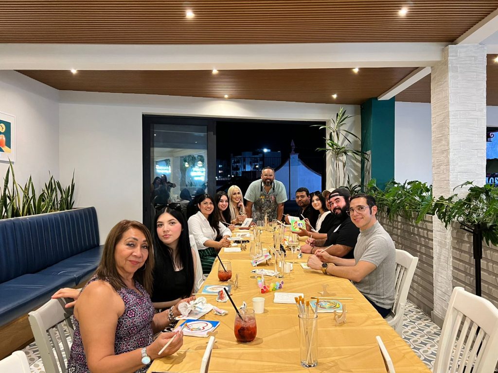 Inauguran galería de arte y un mural de Enrique Chiu en Restaurante CRUCE