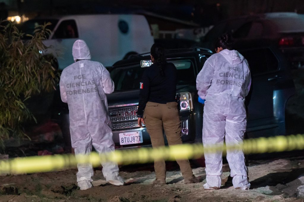 Dejan dos cadáveres al interior de una camioneta con un narco mensaje