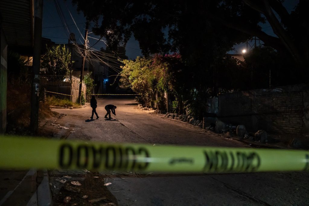 Padre e hija son atacados a balazos en Los Pinos