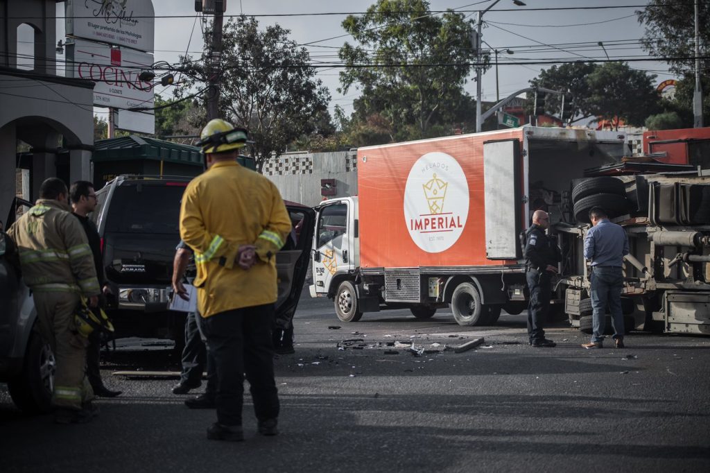 Roban auto, provocan persecución y choque