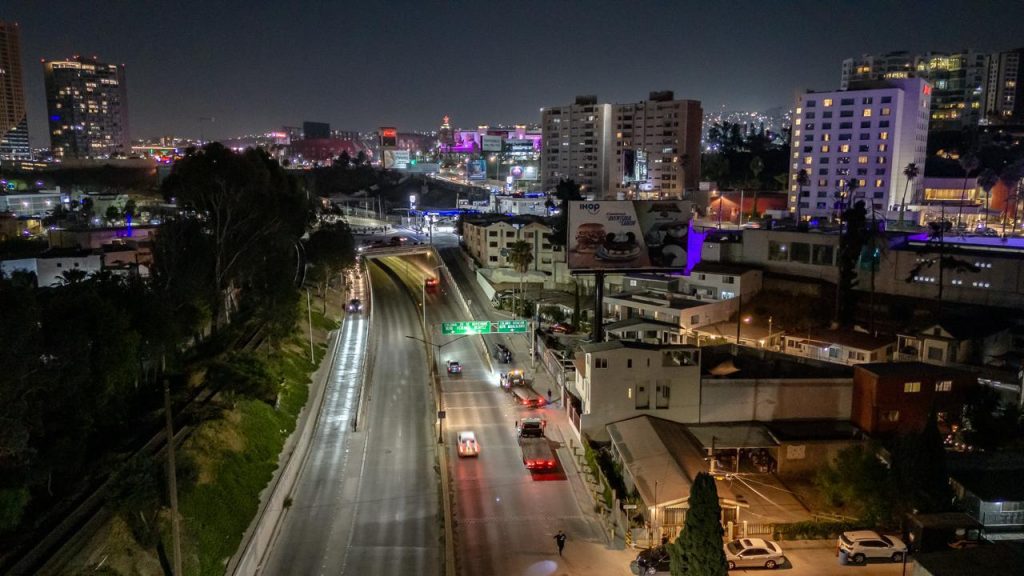 Automovilista vuelca en la avenida Prolongación Paseo de los Héroes