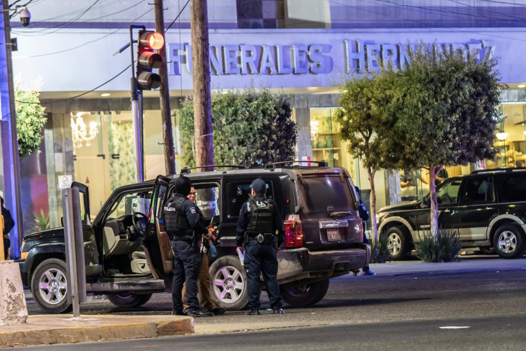 Balacera termina a metros de donde velaban a jefe de la policía; hay un muerto