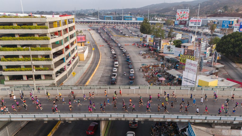 Cientos de corredores participan en el Medio Maratón Internacional de Tijuana