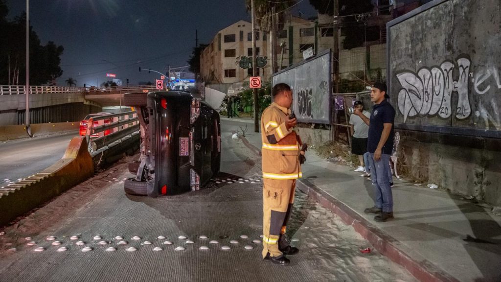 Automovilista vuelca en la avenida Prolongación Paseo de los Héroes